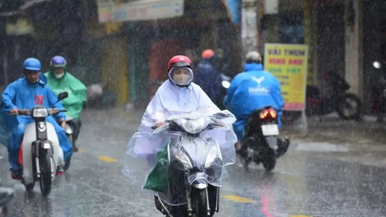 تحذيرات من أمطار غزيرة تضرب شمال فيتنام وموجة غير موسمية تجتاح الجنوب